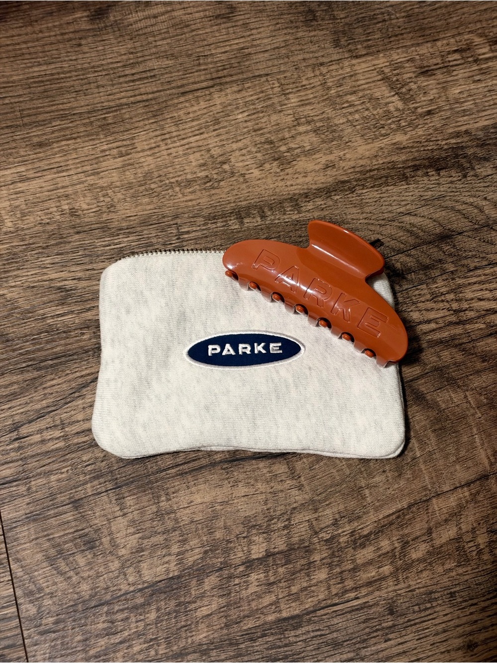 PARKE claw clip in burnt orange with branded pouch